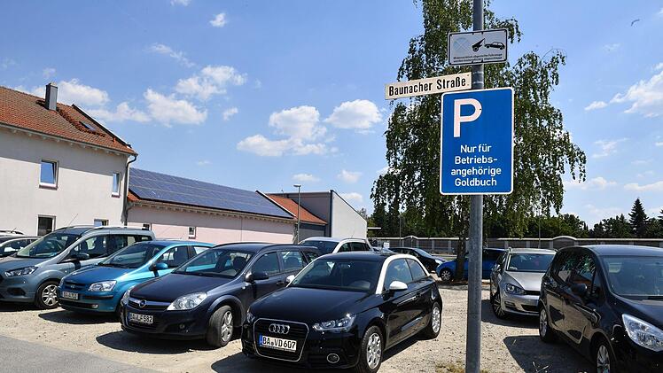 Parkprobleme vorprogrammiert? Der Eigentümer erwägt, den häufig zugeparkten Firmenparkplatz abzusperren.
