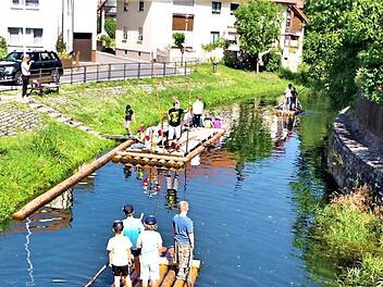 Kronacher Ferienspieltage: Buben und Mädchen hatten beim Flößen in Friesen auf der Kronach einen Riesenspaß. Fotos: Gerd Fleischmann