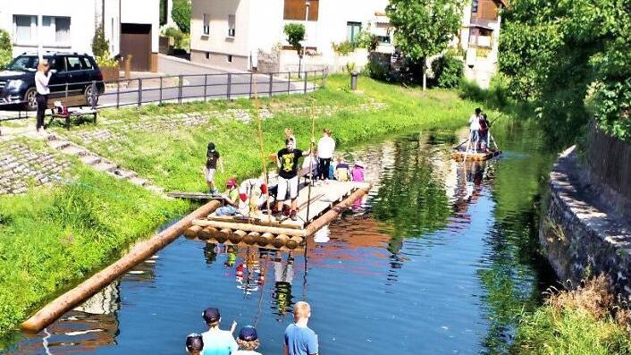 Kronacher Ferienspieltage: Buben und Mädchen hatten beim Flößen in Friesen auf der Kronach einen Riesenspaß. Fotos: Gerd Fleischmann