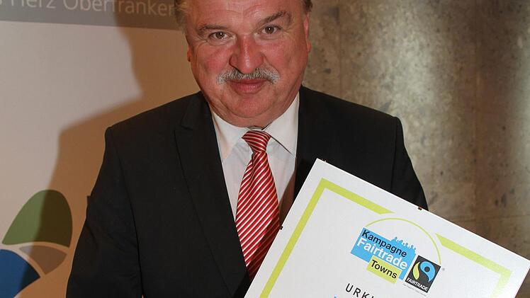 Landrat Klaus Peter Söllner strahlte: Kulmbach ist der zwölfte Landkreis in Bayern, der sich Fairtrade-Landkreis nennen darf.Sonny Adam