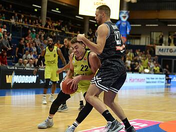 Reid Travis (links, gegen den Weißenfelser Benedikt Turudic) war bei der Auftaktniederlage im Europe Cup einer der ganz wenigen Lichtblicke im Bayreuher Team.  Foto: Peter Mularczyk