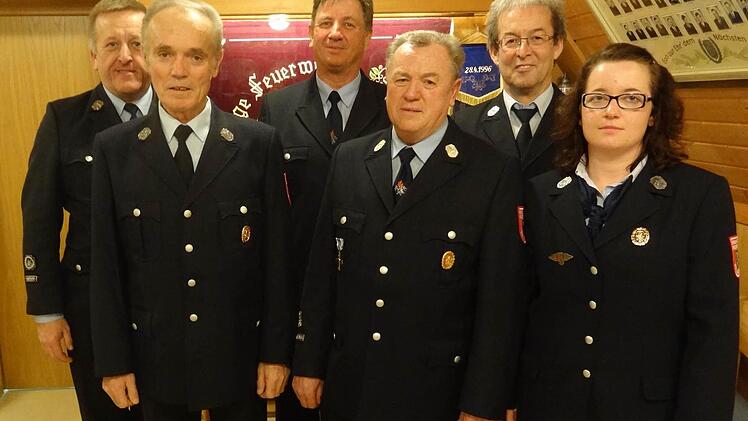 Der Zweite Vorsitzende Günter Heid, Richard Weber, Reinhard Müller, Hans Förtsch, Kommandant Alfred Heid und die Vorsitzende Cornelia Heid (v.l.) freuen sich über die hohen Auszeichnungen der drei Feuerwehrleute. Foto: fra-press