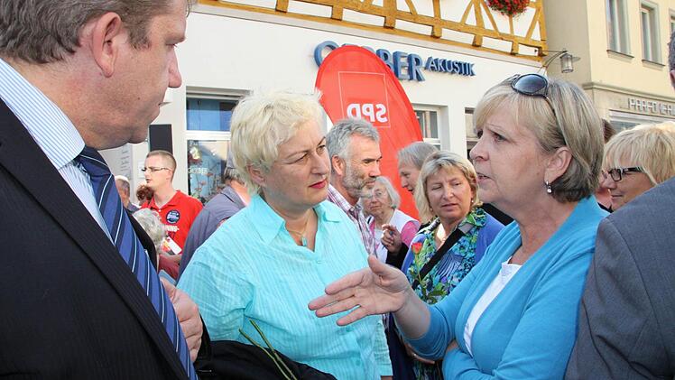 Ministerpräsidentin Hannelore Kraft war am Donnerstag in der Forchheimer Fußgängerzone eine gefragte Gesprächspartnerin. Fotos: Karen Peemöller