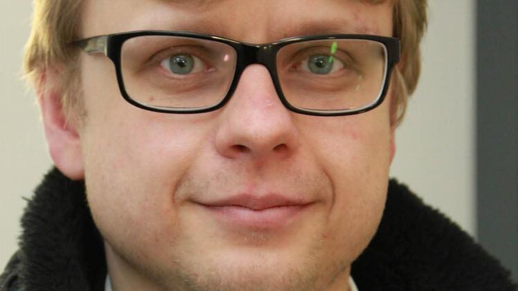 Markus Ruckdeschel leitet die Integrierte Leitstelle. Der 33-Jährige ist selbst ausgebildeter Rettungsassistent, war ehrenamtlicher Kreisbrandmeister, hat Rettungsingenieurwesen studiert und eine gehobene feuerwehrtechnische Ausbildung durchlaufen. Er trägt die Verantwortung dafür, dass in der Leitstelle alles rund läuft.