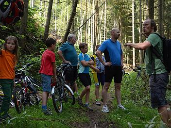 Durch schattigen Wald und sonnige Täler führte Ingo Queck (rechts) die Radlgruppe.  Fotos: Elisabeth Assmann