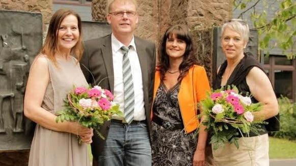 Die ausscheidenden Elternbeiräte Alexandra Will, Harald Schäfer und Tanja Flatt zusammen mit Rektorin Birgit Herre (3. von links).