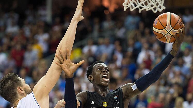 NBA-Spieler unter sich: Dennis Schröder (rechts) setzt sich gegen Italiens Andrea Bargnani durch und erzielt zwei seiner 29 Punkte. Foto: Lukas Schulze/dpa