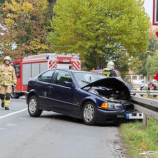 BMW kracht an Bahnübergang gegen Leitplanke