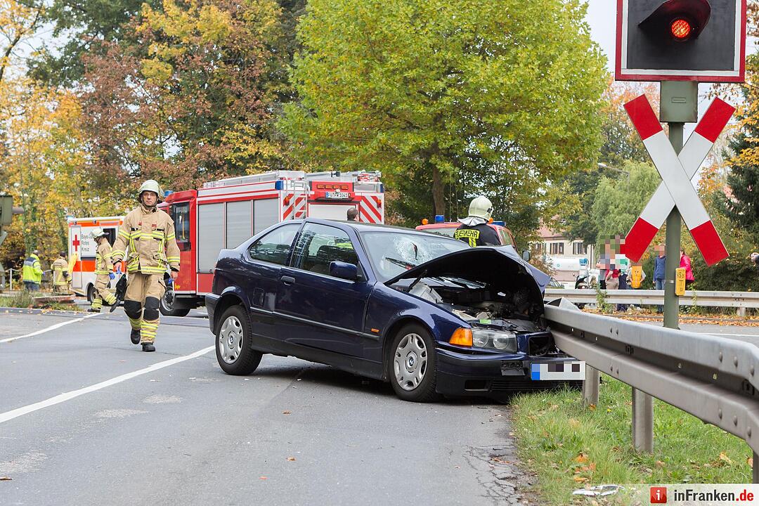 BMW kracht an Bahnübergang gegen Leitplanke