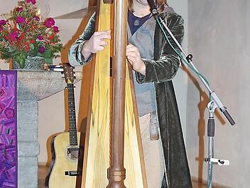 Harfen- und Gitarrenklänge und gefühlvollen Gesang ließ Andy Lang am Freitag in der evangelischen Christuskirche erklingen.  Foto: Heike Schülein