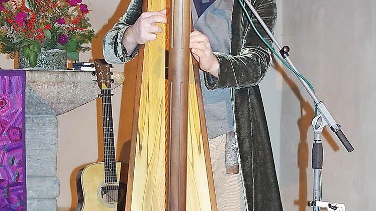 Harfen- und Gitarrenklänge und gefühlvollen Gesang ließ Andy Lang am Freitag in der evangelischen Christuskirche erklingen.  Foto: Heike Schülein