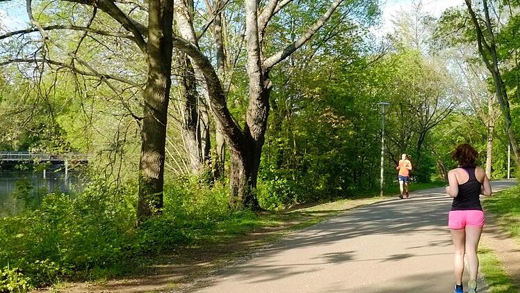 Eine Frau joggt alleine am Wöhrder See in Nürnberg. Die CSU möchte nun beim Stadtrat beantragen, dass Kameras und Notruf-Melder angebracht werden, um die Sicherheit der Sportlerinnen zu erhöhen. Foto: Nikolas Pelke