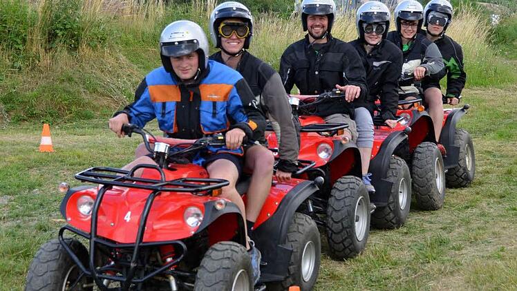 "Bad Kissingen sucht das Superteam" und fand es in der gemischten Mannschaft des Roten Kreuzes aus Wiesentheid. Schon auf dem Quad machten die Rotkreuzfahrer und ihre "blinden Passagiere" Eindruck. Foto: Peter Rauch