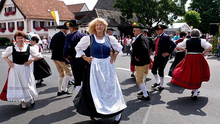 Zusammen getanzt hatten die Volkstänzer aus Frankenbrunn und Oberthulba in ihren original fränkischen Trachten.  Fotos: Gerd Schaar