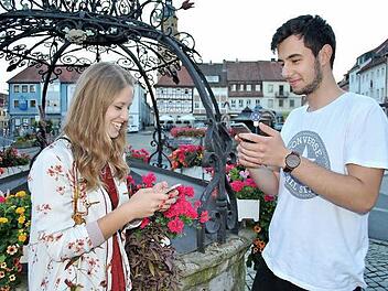 Gerade einen Nebulak gefangen: Yanice Harich und Fabian Brand sind ganz neu dabei und finden das Spiel cool, weil es die Kids an die frische Luft bringt.  Foto: Regina Vossenkaul