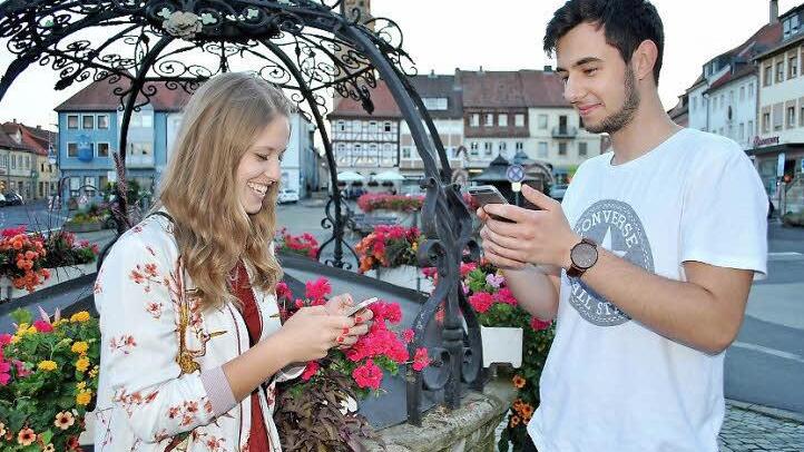 Gerade einen Nebulak gefangen: Yanice Harich und Fabian Brand sind ganz neu dabei und finden das Spiel cool, weil es die Kids an die frische Luft bringt.  Foto: Regina Vossenkaul