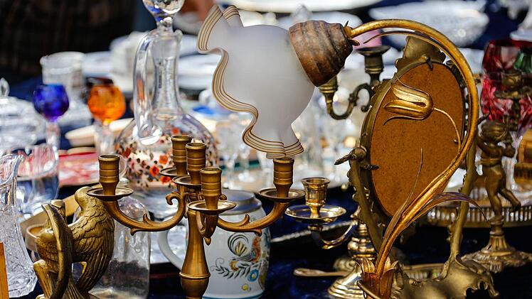 Beim Bamberger Antikmarkt kamen Liebhaber schöner alter Dinge voll auf ihre kosten. Foto: Matthias Hoch