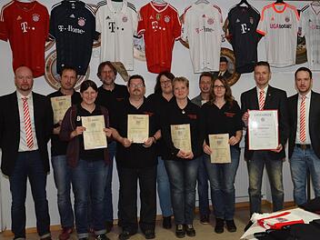 Vor den FC-Bayern-Trikots: der Vorstand des FCB-Fanclubs Schleichach mit Florian Berger und Holger Bayer (von rechts) sowie Thomas Keller (links) mit den Gründungsmitgliedern, Foto: Sabine Weinbeer