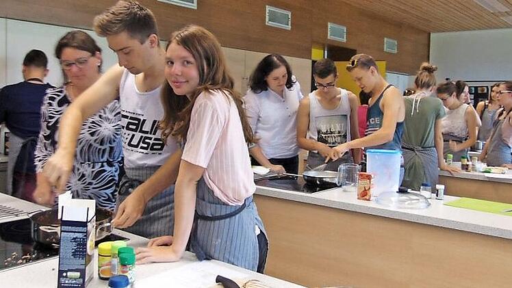 Beim gemeinsamen Kochen übten die Schüler aus Deutschland und Ungarn die interkulturelle Kommunikation.  Foto: Petra Malbrich