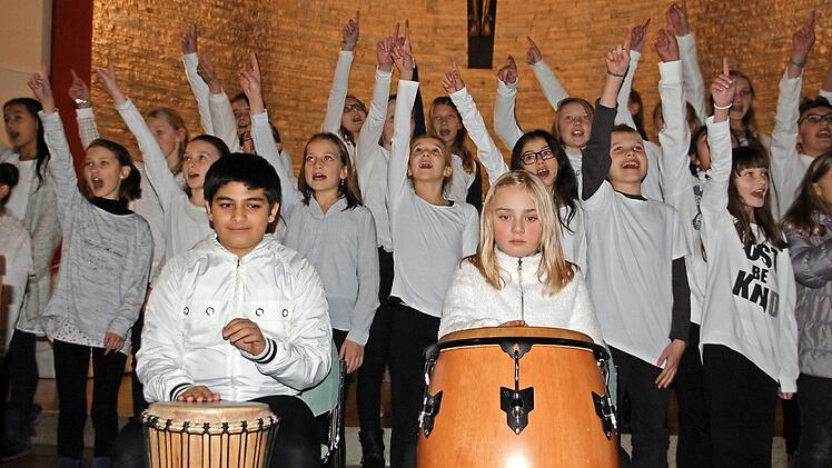 "Stern über Betlehem" sangen dieChorklassen 5b und 5c. Fotos: Uschi Prawitz