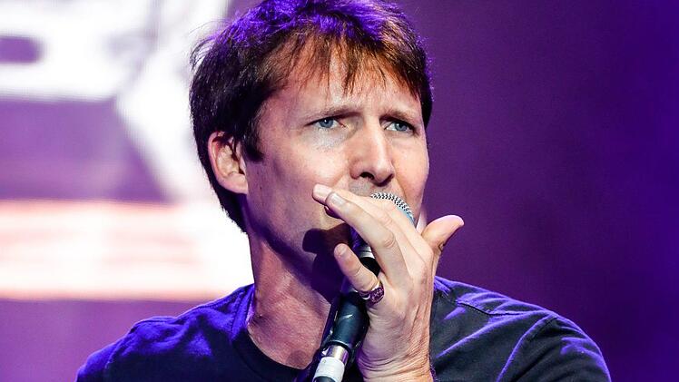 Umjubeltes Konzert: James Blunt begeisterte 6000 Besucher auf dem Coburger Schlossplatz.  Foto: Matthias Hoch
