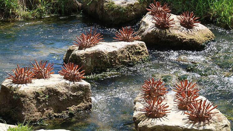 Land-Art-Installation von Hubert Kolling auf den Steininselchen der Lauter in Bad StaffelsteinMatthias Einwag