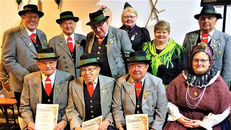 Die goldene Gauehrennadel erhielten durch stellvertretende Gauvorsitzende Renate Koch (hintere Reihe, Dritte von rechts) die Gründungsmitglieder Georg Buckreus, Manfred Däumer, Gerhard Deininger, Helmut Detsch, Franz Kreul, Wolfgang Nickol und Walter Schmidt. Mit im Bild Gautrachtenjugendleiterin Yvonne Schneider (untere Reihe, rechts) sowie Vorstandsmitglied Ilka Gremer Foto: Gerd Fleischmann