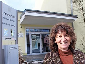Martina Stamm-Fibich möchte aus dem Bundestag ins Landratsamt wechseln (hier vor der Höchstadter Dienststelle). Foto: Andreas Dorsch