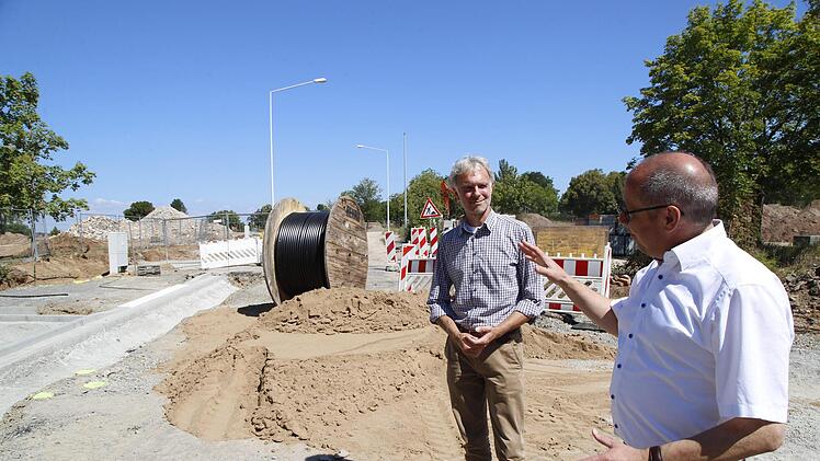 Auf der Konversionsbaustelle in Bellevue: Baureferent Ralf Brettin (rechts) und Jürgen Folk vom Stadtentwicklungs- und Hochbauamt. Foto: Oliver Schikora