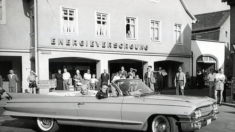 Die dicken Autos, mit denen die Sachs-Brüder unterwegs waren, stießen in Schweinfurt auf Kritik. Im Bild: Ernst Wilhelm Sachs in einem Chevrolet (genannt die "Heckflosse"). Foto: Sachs Archiv
