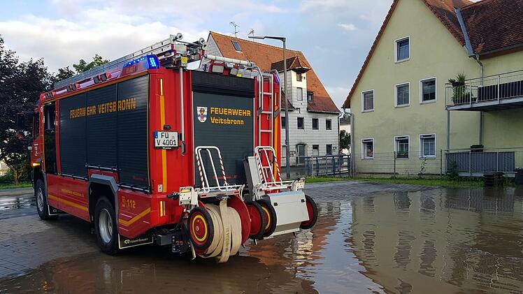 Hochwasser in Veitsbronn: Feuerwehr im Einsatz