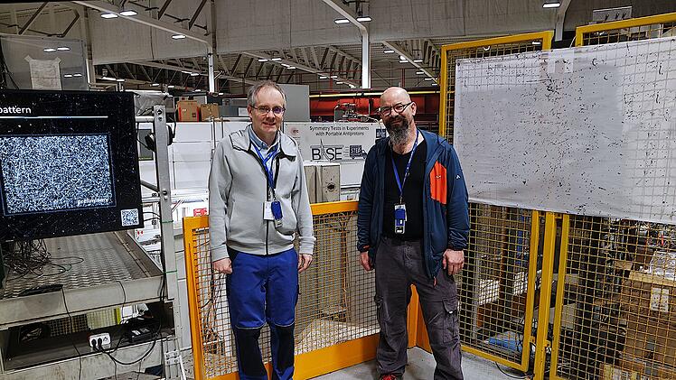 Die Physiker Christian Smorra und Stefan Ulmer