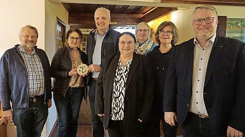 Die Preistr&auml;gerfamilie Evi und Andree Barth mit (von links) Friedhelm Haun, Vorsitzender Ulla Hofmann, Petra Gampert, Anne Gaida und B&uuml;rgermeister Marc Benker.
