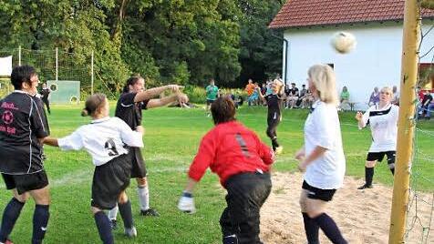 Hand! Schiri - Elfmeter! - die Schlüsselszene des Gaudispiels. Fotos: Kestel