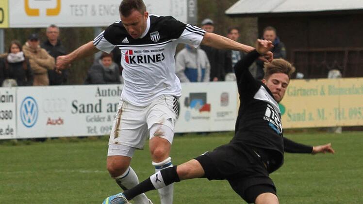 Energisch geht hier der Kitzinger Felix Strassberger in den Ball und versucht Thorsten Schlereth (links) in seinem SturmlaufZu stoppen.
