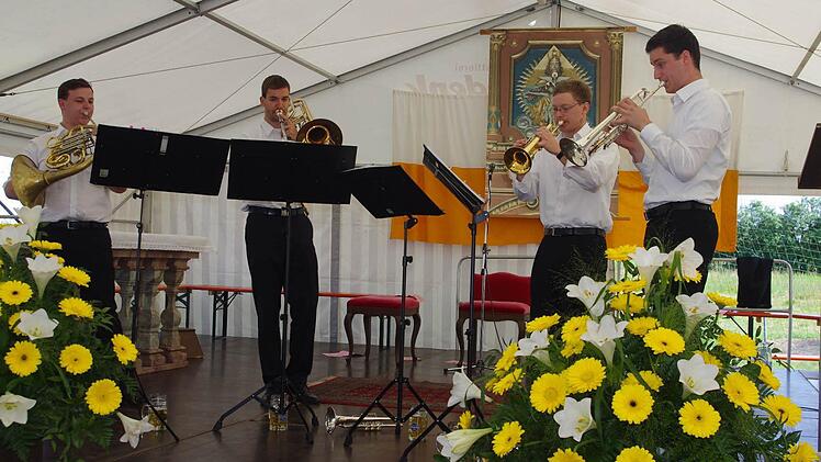 Das Blechbläser-Quartett Lingner Brass umrahmte den Fest-Gottesdienst am Sonntagvormittag und spielte danach beim musikalischen Frühschoppen auf. Foto: Heike Schülein