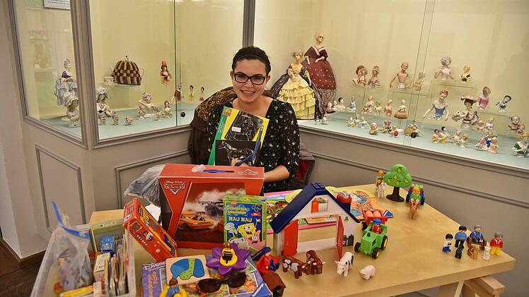 Wie Melissa Heinz haben viele Kinder und Jugendliche ihre Spielsachen aussortiert und zum Verkauf angeboten beim Spielzeug-Flohmarkt im Puppenmuseum. Foto: Gabi Arnold
