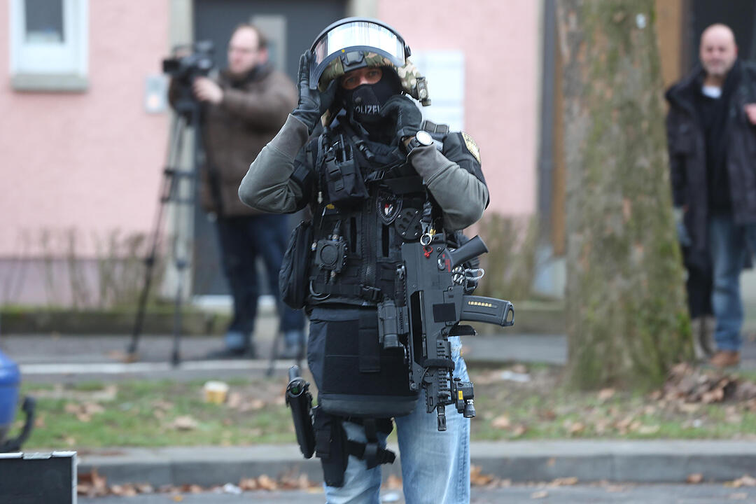 SEK-EInsatz in Schweinfurt unblutig beendet - Zwei Schuetzen festgenommen