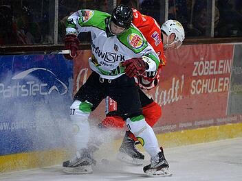 Tomas Rousek (li.) und die Höchstadt Alligators bekamen es am Freitag mit dem TSV Peißenberg zu tun, den sie im Heimspiel mit 5:2 niedergerungen hatten. Foto: Picturedreams