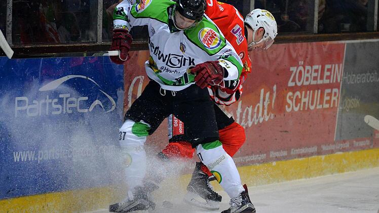 Tomas Rousek (li.) und die Höchstadt Alligators bekamen es am Freitag mit dem TSV Peißenberg zu tun, den sie im Heimspiel mit 5:2 niedergerungen hatten. Foto: Picturedreams