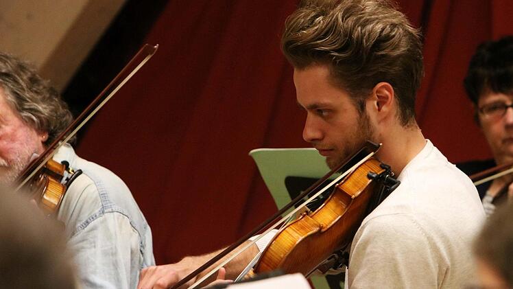 Das Orchester der Gesellschaft der Musikfreunde Neustadt probt für sein Sinfoniekonzert, das am 1. April in der Mehrzweckhalle stattfindet.Foto: Jochen Berger
