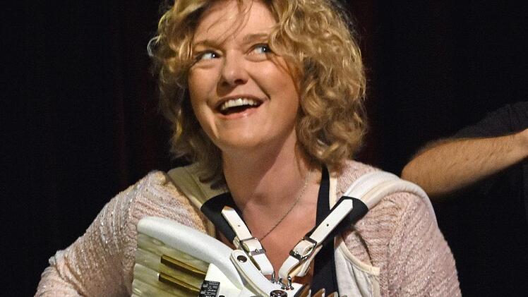 So sieht eine "Zydeco-Queen" aus: Die virtuose Musikerin Zydeco-Annie (Baldauf) ist in der temperamentvollen Zydeco- und Cajunmusik ganz in ihrem Element. Fotos: Ulrike Langer
