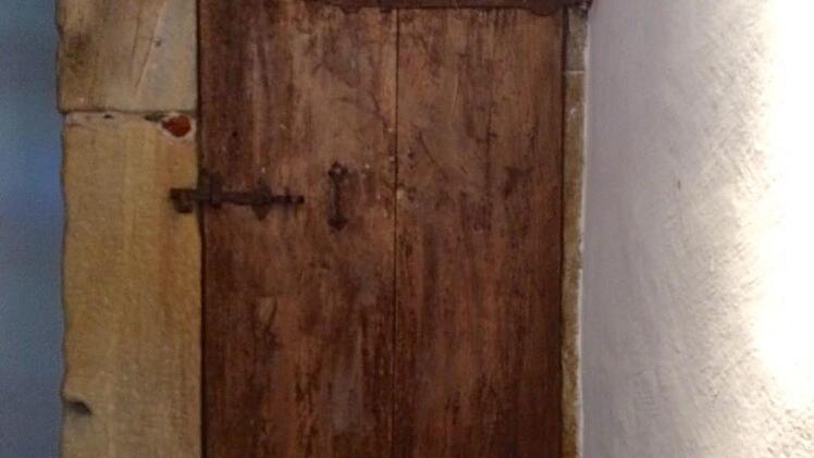 Die alten Zellentüren im Keller von Hölle 7 sind noch erhalten.