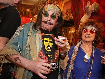 Überraschung in Veitshöchheim 2018 gelungen: Die Becksteins als kiffende Hippies.  Aber auch Markus Söder ließ sich zur "Fastnacht in Franken 2018" nicht lumpen. Foto: Karl-Josef Hildenbrand/dpa