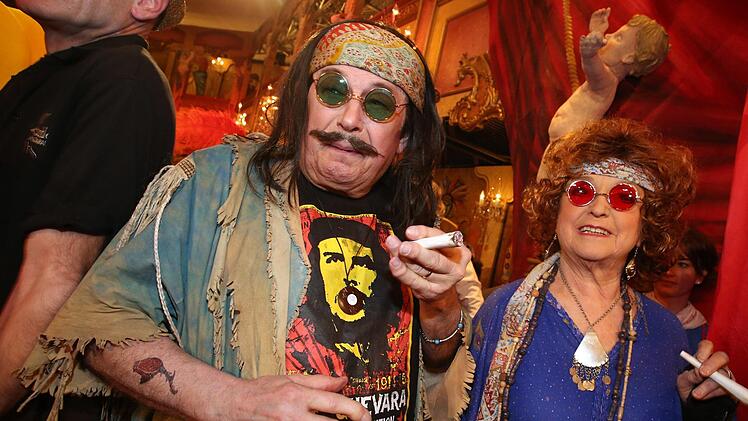 Überraschung in Veitshöchheim 2018 gelungen: Die Becksteins als kiffende Hippies.  Aber auch Markus Söder ließ sich zur "Fastnacht in Franken 2018" nicht lumpen. Foto: Karl-Josef Hildenbrand/dpa
