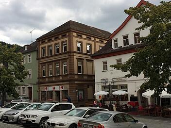 Passt ein eckiges Dach auf dem Gebäude in der Oberen Stadt 18  (Mitte) in die Kulmbacher Altstadt? Darüber entscheidet am Mittwoch der Stadtrat, der sich mit demselben Antrag wie in der Mai-Sitzung erneut befassen muss. (Für die Visualisierung der Neuplanung bekamen wir eine Freigabe nur für die  Bayerische Rundschau.) Foto:  Stephan Tiroch
