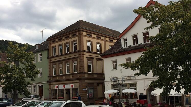 Passt ein eckiges Dach auf dem Gebäude in der Oberen Stadt 18  (Mitte) in die Kulmbacher Altstadt? Darüber entscheidet am Mittwoch der Stadtrat, der sich mit demselben Antrag wie in der Mai-Sitzung erneut befassen muss. (Für die Visualisierung der Neuplanung bekamen wir eine Freigabe nur für die  Bayerische Rundschau.) Foto:  Stephan Tiroch
