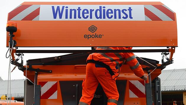 Ein Streufahrzeug wird f&uuml;r den Winterdienst vorbereitet.  Foto: Arne Dedert/dpa