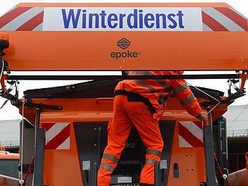 Ein Streufahrzeug wird für den Winterdienst vorbereitet.  Foto: Arne Dedert/dpa