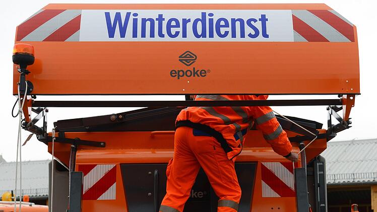 Ein Streufahrzeug wird für den Winterdienst vorbereitet.  Foto: Arne Dedert/dpa